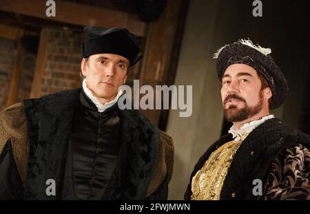 l-r: Ben Miles (Thomas Cromwell), Nathaniel Parker (Henry VIII) in BRING UP THE BODIES von Hilary Mantel in der Royal Shakespeare Company (RSC), Swan Theatre, Stratford-upon-Avon, England 08/01/2014 für die Bühne adaptiert von Mike Poulton Design: Christopher Oram Beleuchtung: Paule Constable Regie: Jeremy Herrin Stockfoto