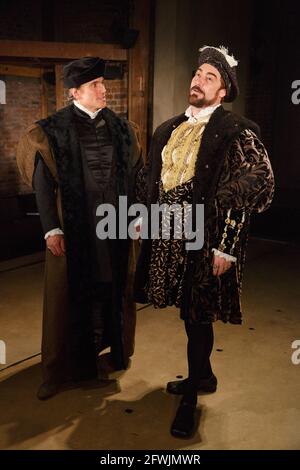 l-r: Ben Miles (Thomas Cromwell), Nathaniel Parker (Henry VIII) in BRING UP THE BODIES von Hilary Mantel in der Royal Shakespeare Company (RSC), Swan Theatre, Stratford-upon-Avon, England 08/01/2014 für die Bühne adaptiert von Mike Poulton Design: Christopher Oram Beleuchtung: Paule Constable Regie: Jeremy Herrin Stockfoto