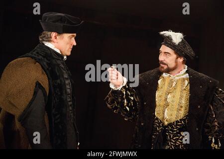 l-r: Ben Miles (Thomas Cromwell), Nathaniel Parker (Henry VIII) in BRING UP THE BODIES von Hilary Mantel in der Royal Shakespeare Company (RSC), Swan Theatre, Stratford-upon-Avon, England 08/01/2014 für die Bühne adaptiert von Mike Poulton Design: Christopher Oram Beleuchtung: Paule Constable Regie: Jeremy Herrin Stockfoto