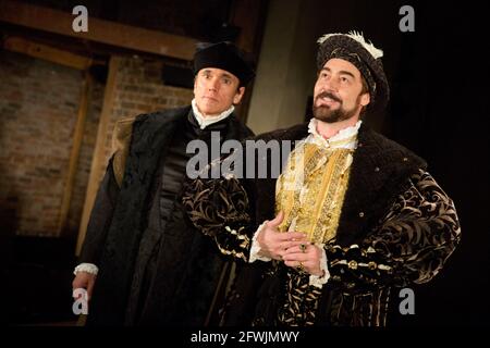 l-r: Ben Miles (Thomas Cromwell), Nathaniel Parker (Henry VIII) in BRING UP THE BODIES von Hilary Mantel in der Royal Shakespeare Company (RSC), Swan Theatre, Stratford-upon-Avon, England 08/01/2014 für die Bühne adaptiert von Mike Poulton Design: Christopher Oram Beleuchtung: Paule Constable Regie: Jeremy Herrin Stockfoto