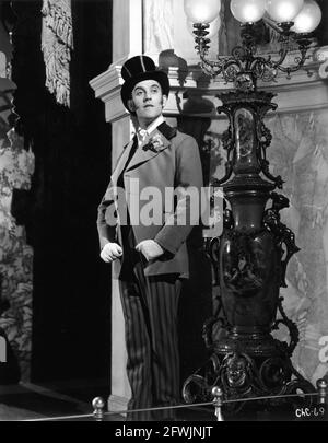 TOMMY TRINDER auf der Music Hall-Bühne in CHAMPAGNER CHARLIE 1944 Regisseur ALBERTO CAVALCANTI Originaldrehbuch Austin Melford John Dighton und Angus MacPhail Produzent Michael Balcon Ealing Studios / Associated British Film Distributors (A.B.F.D.) Stockfoto