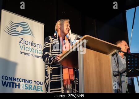 Melbourne, Australien. Mai 2021. Die Abgeordneten Katie Allen und David Southwick sprechen auf der Bühne bei einer Pro Israel Kundgebung im Caulfield Park. Quelle: Jay Kogler/Alamy Live News Stockfoto