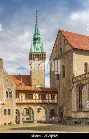 Dom-Kirche und Turm des Rathauses auf dem Schlossplatz von Braunschweig, Deutschland Stockfoto