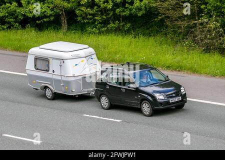 2007 Suzuki Ignis Gi 1328cc Benzin-Heckklappe, Schleppen von ERIBA kleinen Wohnwagen und Reisemobilen, Wohnmobil auf den britischen Straßen, Wohnmobil-Freizeitfahrzeug, Familienurlaub, Karawanenurlaub, Touring Caravan Urlaub, Van Umbauten, Vanagon autohome, Leben auf der Straße, Auto-Sleeper Stockfoto