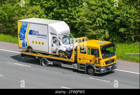 AA Roadside 24 Stunden Pannenrückgewinnung; Autotransporter man TGX Lieferwagen, Tragen von Auto Windschutzscheiben Spezialverglasung Transport, Rettungs-LKW, Fracht, Box van Fahrzeug Lieferung, gewerblichen Transport, Industrie, auf der M6 in Lancaster, Großbritannien Stockfoto