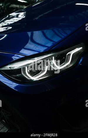 Die Front-LED-Scheinwerfer auf Einem San Marino Blue 2020 BMW M4 F82 Competition Pack Stockfoto