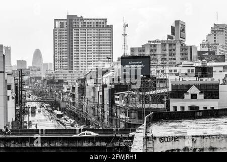 Bangkok Thailand 22. Mai 2018 Stadtbild Regen und starker Verkehr in Ratchthewi Bangkok in Thailand Schwarz-Weiß-Bild. Stockfoto