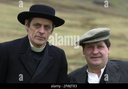 Harry (flache Mütze) und Alfie (gebrandter Hut) ward in zeitgemässen Kostümen auf ihrem Golfplatz im Stil der 1890er Jahre in Abington, Schottland. Stockfoto