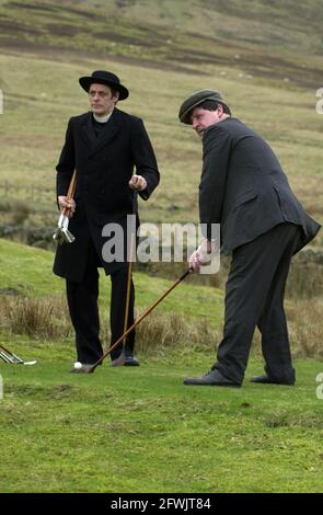 Harry (flache Mütze) und Alfie (gebrandter Hut) ward in zeitgemässen Kostümen auf ihrem Golfplatz im Stil der 1890er Jahre in Abington, Schottland. Stockfoto