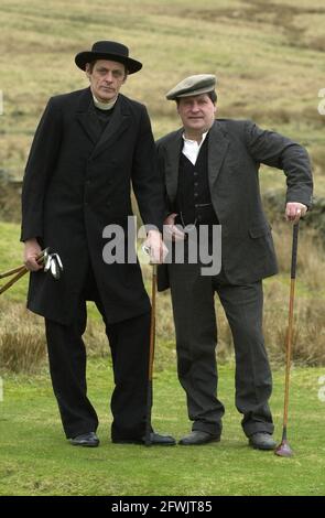 Harry (flache Mütze) und Alfie (gebrandter Hut) ward in zeitgemässen Kostümen auf ihrem Golfplatz im Stil der 1890er Jahre in Abington, Schottland. Stockfoto