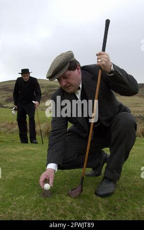 Harry (flache Mütze) und Alfie (gebrandter Hut) ward in zeitgemässen Kostümen auf ihrem Golfplatz im Stil der 1890er Jahre in Abington, Schottland. Stockfoto