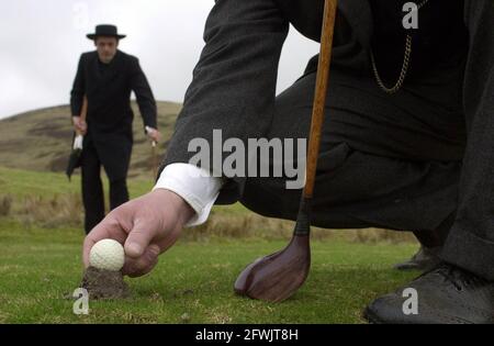 Harry (flache Mütze) und Alfie (gebrandter Hut) ward in zeitgemässen Kostümen auf ihrem Golfplatz im Stil der 1890er Jahre in Abington, Schottland. Stockfoto