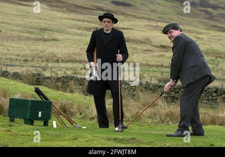 Harry (flache Mütze) und Alfie (gebrandter Hut) ward in zeitgemässen Kostümen auf ihrem Golfplatz im Stil der 1890er Jahre in Abington, Schottland. Stockfoto