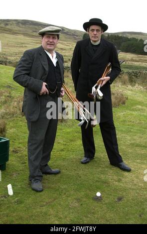 Harry (flache Mütze) und Alfie (gebrandter Hut) ward in zeitgemässen Kostümen auf ihrem Golfplatz im Stil der 1890er Jahre in Abington, Schottland. Stockfoto