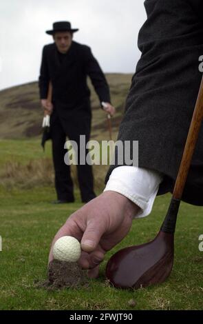 Harry (flache Mütze) und Alfie (gebrandter Hut) ward in zeitgemässen Kostümen auf ihrem Golfplatz im Stil der 1890er Jahre in Abington, Schottland. Stockfoto