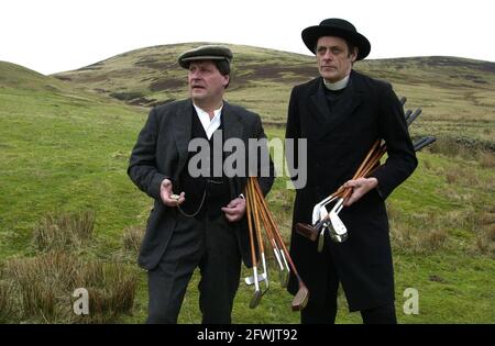 Harry (flache Mütze) und Alfie (gebrandter Hut) ward in zeitgemässen Kostümen auf ihrem Golfplatz im Stil der 1890er Jahre in Abington, Schottland. Stockfoto