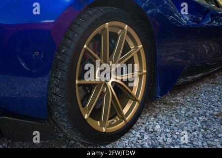 Das Gold-lackierte Carbon-Leichtmetallrad eines Volcano Blue 2019 Ferrari 488 Pista Supercar Stockfoto