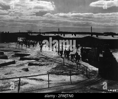 Direktor des Gefangenenlagers im GEFANGENENHERZ 1946 BASIL DEARDEN Originalgeschichte Patrick Kirwan Drehbuch Angus MacPhail und Guy Morgan Art Direction Michael Relph Produzent Michael Balcon Ealing Studios / Eagle-Lion Distributors Limited Stockfoto