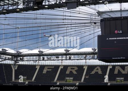 Frankfurt, Deutschland. Mai 2021. Flugzeug der Austrian Airline fliegt während des Flyeralarm Frauen-Bundesliga-Spiels zwischen Eintracht Frankfurt und VfL Wolfsburg im Deutsche Bank Park in Frankfurt über das Stadion Deutsche Bank Park. Kredit: SPP Sport Pressefoto. /Alamy Live News Stockfoto