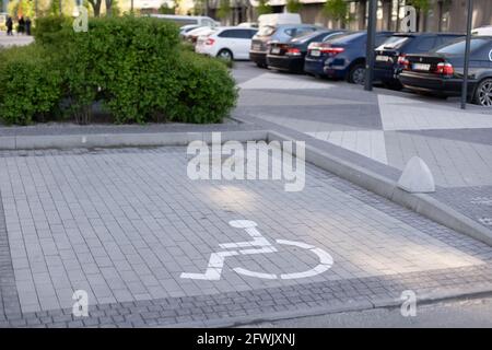 Parkplätze mit Behindertenschild Stockfoto