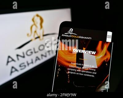 Handy mit Website des südafrikanischen Bergbauunternehmens AngloGold Ashanti Limited auf dem Bildschirm vor dem Logo. Konzentrieren Sie sich auf die Mitte des Telefondisplays. Stockfoto