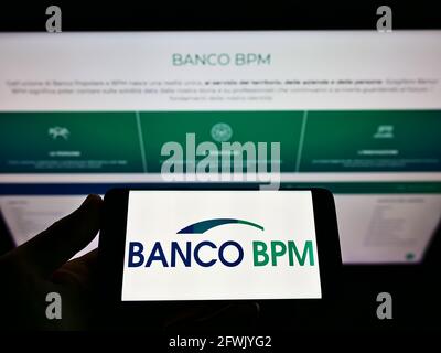 Blick in die Höhe der Person, die das Smartphone mit dem Logo der italienischen Bank Banco BPM Spa auf dem Bildschirm vor der Business-Webseite hält. Konzentrieren Sie sich auf die Telefonanzeige. Stockfoto