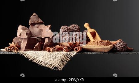 Schokoladentrüffel mit zerbrochenen Schokoladenstücken und Gewürzen. Stockfoto