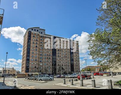 Marlborough House, Hochhaus in Devonport Plymouth. In den Vordergrund über Granby Green. Stockfoto