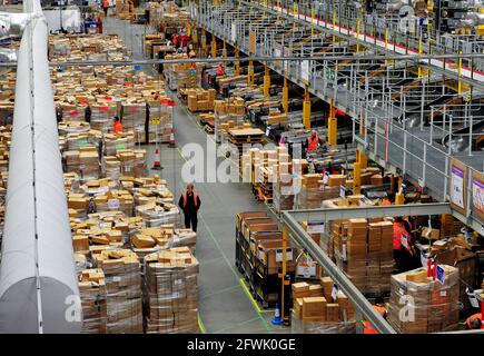 Foto vom 25/11/15 mit einer Ansicht der versandfertigen Kundenaufträge im Amazon Versandzentrum in Hemel Hempstead, Hertfordshire. Der Online-Gigant Amazon plant, neue Technologien in seine britischen Geschäftsabläufe einzuführen, die laut Aussage des US-Vereines sicherere Arbeitsweisen unterstützen werden. Ausgabedatum: Sonntag, 23. Mai 2021. Stockfoto