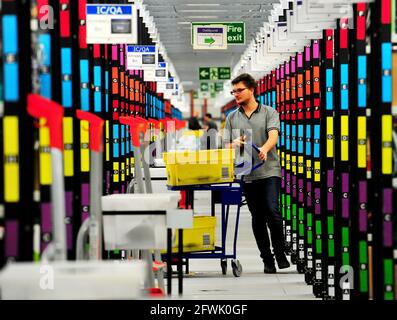 Foto vom 25/11/15 eines Mitarbeiters, der Kundenaufträge im Amazon Versandzentrum in Hemel Hempstead, Hertfordshire, kommissioniert. Der Online-Gigant Amazon plant, neue Technologien in seine britischen Geschäftsabläufe einzuführen, die laut Aussage des US-Vereines sicherere Arbeitsweisen unterstützen werden. Ausgabedatum: Sonntag, 23. Mai 2021. Stockfoto