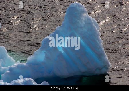 Blauer Eisberg, der vor der Antarktischen Halbinsel schwimmt. Stockfoto