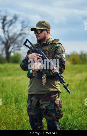 Ein Airsoft-Spieler in der Uniform eines russischen Soldaten Hält eine Waffe in den Händen Stockfoto