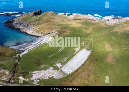 Luftaufnahme einer Walskulptur in Port an obain, Kiloran Bay, Colonsay. Die Skulptur aus Strandsteinen wurde vom Künstler Julian Meredith geschaffen. Stockfoto