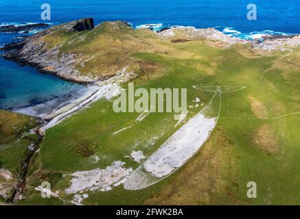 Luftaufnahme einer Walskulptur in Port an obain, Kiloran Bay, Colonsay. Die Skulptur aus Strandsteinen wurde vom Künstler Julian Meredith geschaffen. Stockfoto