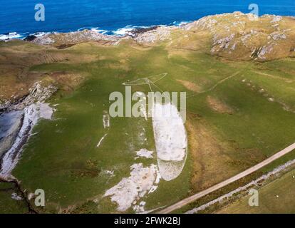 Luftaufnahme einer Walskulptur in Port an obain, Kiloran Bay, Colonsay. Die Skulptur aus Strandsteinen wurde vom Künstler Julian Meredith geschaffen. Stockfoto