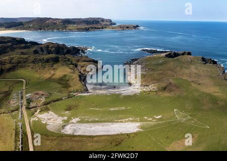 Luftaufnahme einer Walskulptur in Port an obain, Kiloran Bay, Colonsay. Die Skulptur aus Strandsteinen wurde vom Künstler Julian Meredith geschaffen. Stockfoto