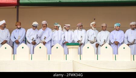 Khadal, Oman, 28. April 2018: omanische Männer in traditioneller Kleidung, watchin ein Pferderennen Stockfoto