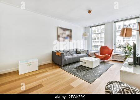 Komfortables Sofa mit weichen Kissen in geräumigem, hellem Wohnzimmer Zimmer Stockfoto