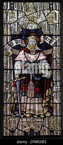 Buntglasfenster von Percy Bacon & Brothers mit Darstellung von König Alfred dem Großen, Lady St. Mary Church, Wareham, Dorset Stockfoto