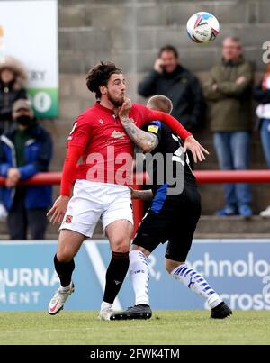 Cole Stockton von Morecambe (links) und Peter Clarke von Tranmere Rovers kämpfen im zweiten Halbfinale der Sky Bet League im Mazuma-Stadion, Morecambe, um den Ball. Bilddatum: Sonntag, 23. Mai 2021. Stockfoto