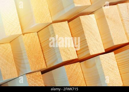 Dies sind die Enden der gehobelten Holzstäbe im Sägewerk oder in der Schreinerei. Sägen Trocknen und Vermarktung von Holz. Industrieller Hintergrund Stockfoto