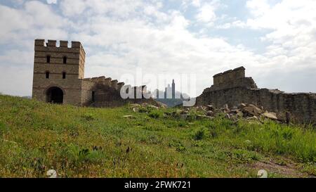 VELIKO TARNOVO, BULGARIEN, 31. März 2019: Festung Tsarevets in Veliko Tarnovo in Bulgarien, Blick von der Festung Trapeziza Stockfoto