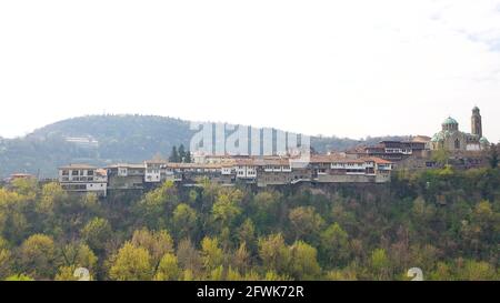 VELIKO TARNOVO, BULGARIEN, 31. März 2019: Veliko Tarnovo in Bulgarien mit der Kathedrale der Geburt der Theotokos, Blick von der Trapeziza-Festung Stockfoto