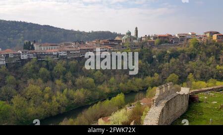 VELIKO TARNOVO, BULGARIEN, 31. März 2019: Veliko Tarnovo in Bulgarien mit der Kathedrale der Geburt der Theotokos, Blick von der Trapeziza-Festung Stockfoto