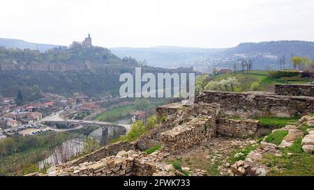 VELIKO TARNOVO, BULGARIEN, 31. März 2019: Festung Tsarevets in Veliko Tarnovo in Bulgarien, Blick von der Festung Trapeziza Stockfoto