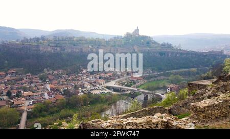 VELIKO TARNOVO, BULGARIEN, 31. März 2019: Festung Tsarevets in Veliko Tarnovo in Bulgarien, Blick von der Festung Trapeziza Stockfoto