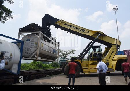 Guwahati, Guwahati, Indien. Mai 2021. Nach der Ankunft von 80 Tonnen medizinischem Sauerstoff für COVID-19-Patienten im Oxygen Express-Zug am Sonntag, den 23. Mai 2021, im NF Railway Container Depot in Amingaon in Guwahati Assam India, werden die Entladearbeiten durchgeführt.Photo-DASARATH DEKA Credit: Dasarath Deka/ZUMA Wire/Alamy Live News Stockfoto