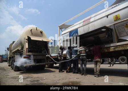 Guwahati, Guwahati, Indien. Mai 2021. Sauerstoff wird nach dem Entladen aus dem Oxygen Expres-Zug von einem Container zu einem anderen Tanker transportiert, der für COVID-19-Patienten verwendet wird, nachdem er am Sonntag, den 23. Mai 2021 im NF Railway Container Depot in Amingaon in Guwahati Assam India angekommen ist.Foto-DASARATH DEKA Credit: Dasarath Deka/ZUMA Wire/Alamy Live News Stockfoto