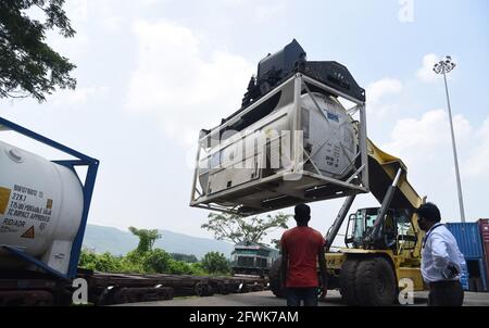 Guwahati, Guwahati, Indien. Mai 2021. Nach der Ankunft von 80 Tonnen medizinischem Sauerstoff für COVID-19-Patienten im Oxygen Express-Zug am Sonntag, den 23. Mai 2021, im NF Railway Container Depot in Amingaon in Guwahati Assam India, werden die Entladearbeiten durchgeführt.Photo-DASARATH DEKA Credit: Dasarath Deka/ZUMA Wire/Alamy Live News Stockfoto