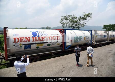 Guwahati, Guwahati, Indien. Mai 2021. Der Oxyge Expres-Zug mit 80 Tonnen medizinischem Sauerstoff für COVID-19-Patienten kam am Sonntag, den 23. Mai 2021, im NF Railway Container Depot in Amingaon in Guwahati Assam India an.Foto-DASARATH DEKA Credit: Dasarath Deka/ZUMA Wire/Alamy Live News Stockfoto